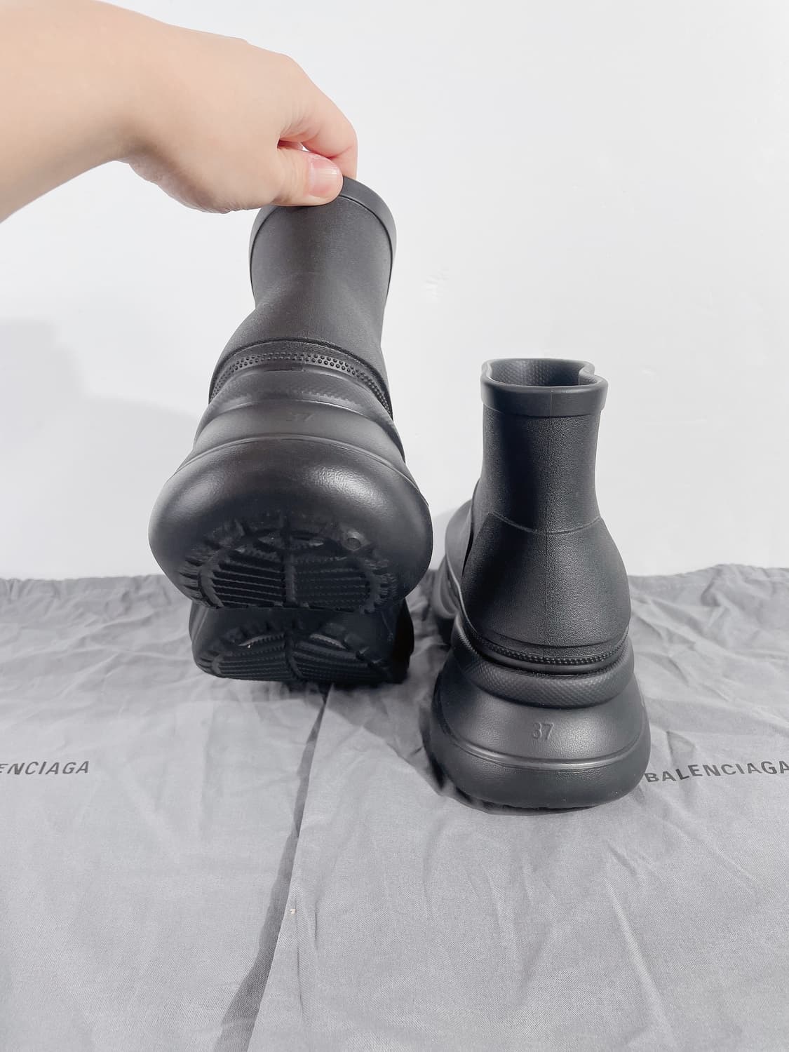 (정품/새상품) BALENCIAGA 발렌시아가 X 크록스 여성 부티 블랙 상품이미지5