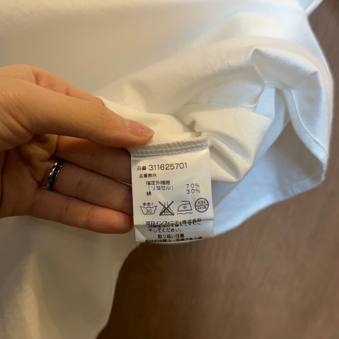 맥그리거 반팔 티셔츠 라운드 카라 키홀 버튼 로고 자수 디테일 화이트 상품이미지7