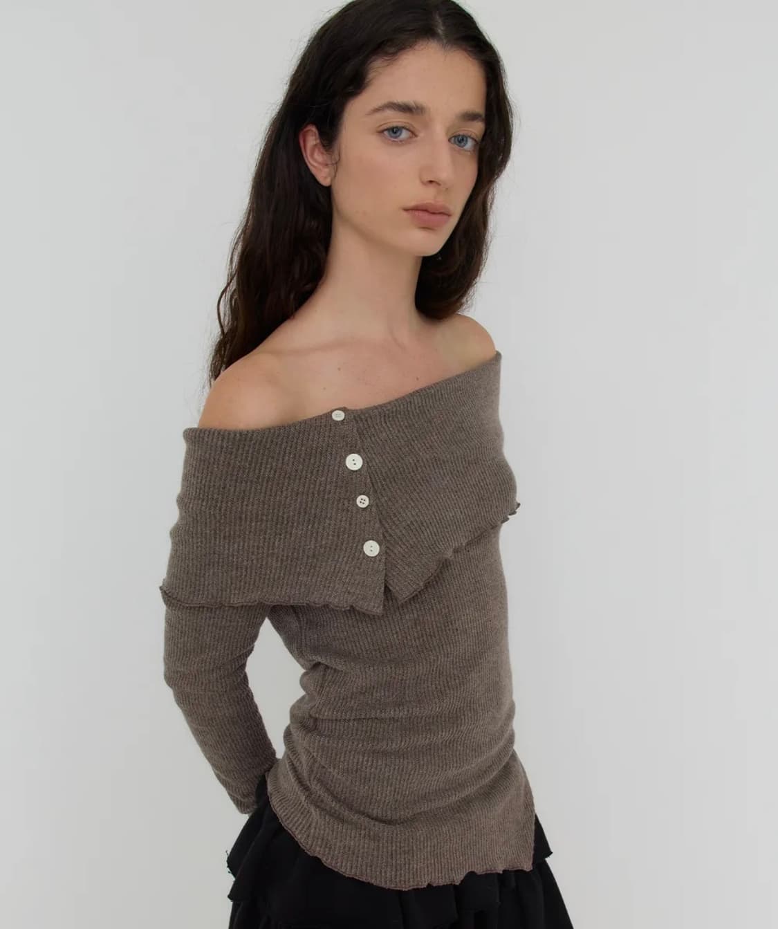 KATE BUTTON OFF-SHOULDER T - 3 COLO R 상품이미지2