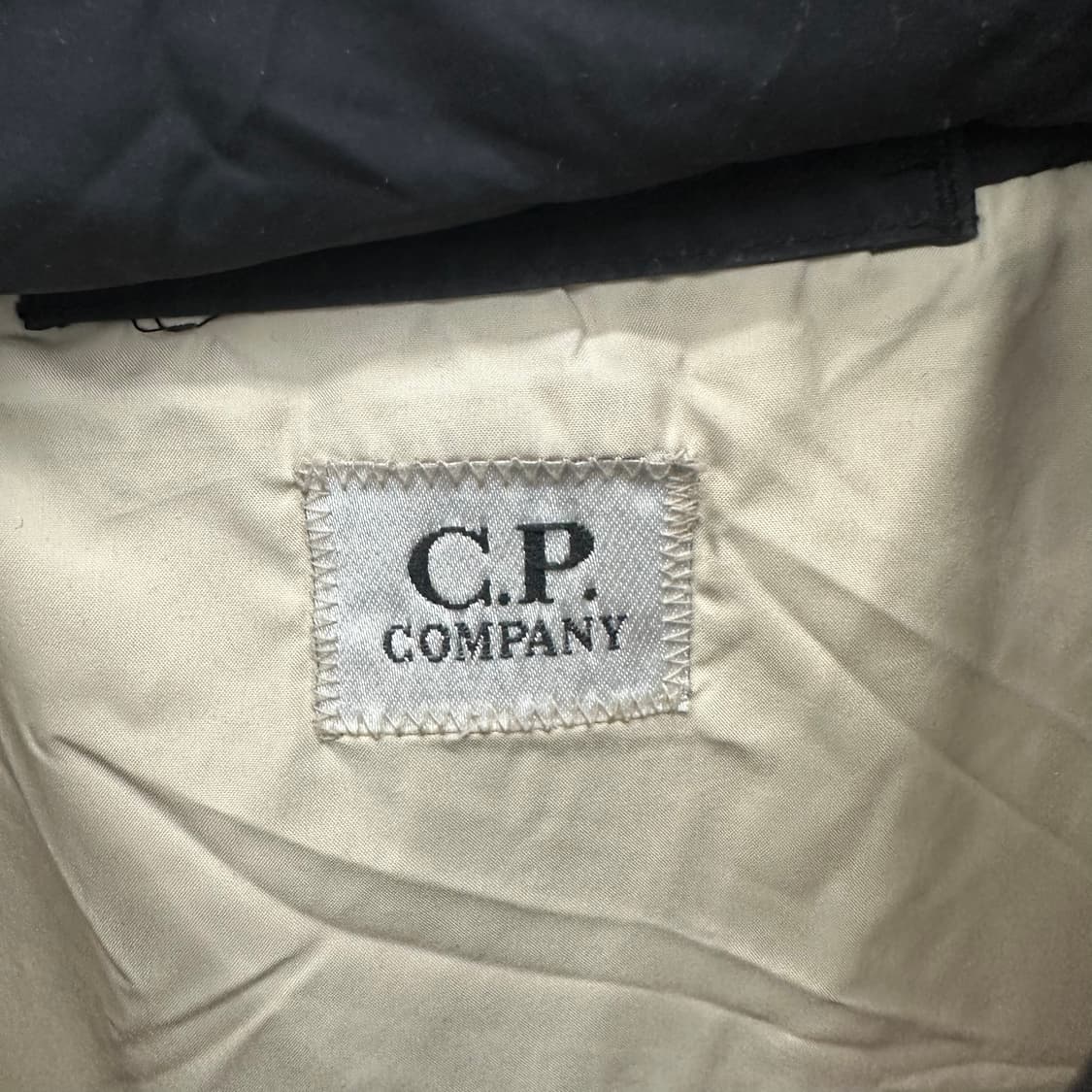 90 C.P 컴퍼니 남자 구스다운 고글 패딩 상품이미지4