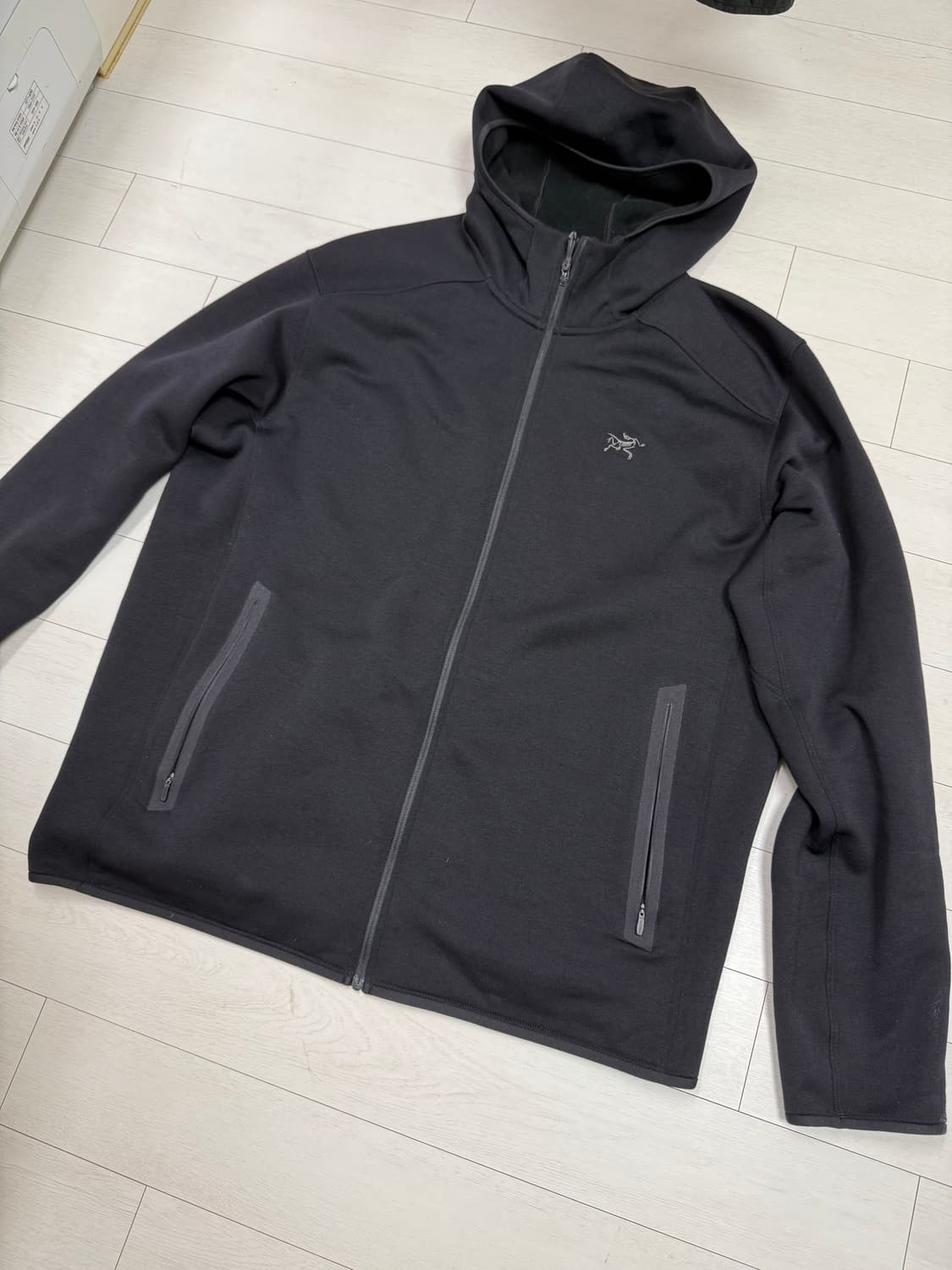 아크테릭스 카이어나이트 후디 블랙 색상입니다. XL 사이즈로,  가슴팍에 상품이미지1