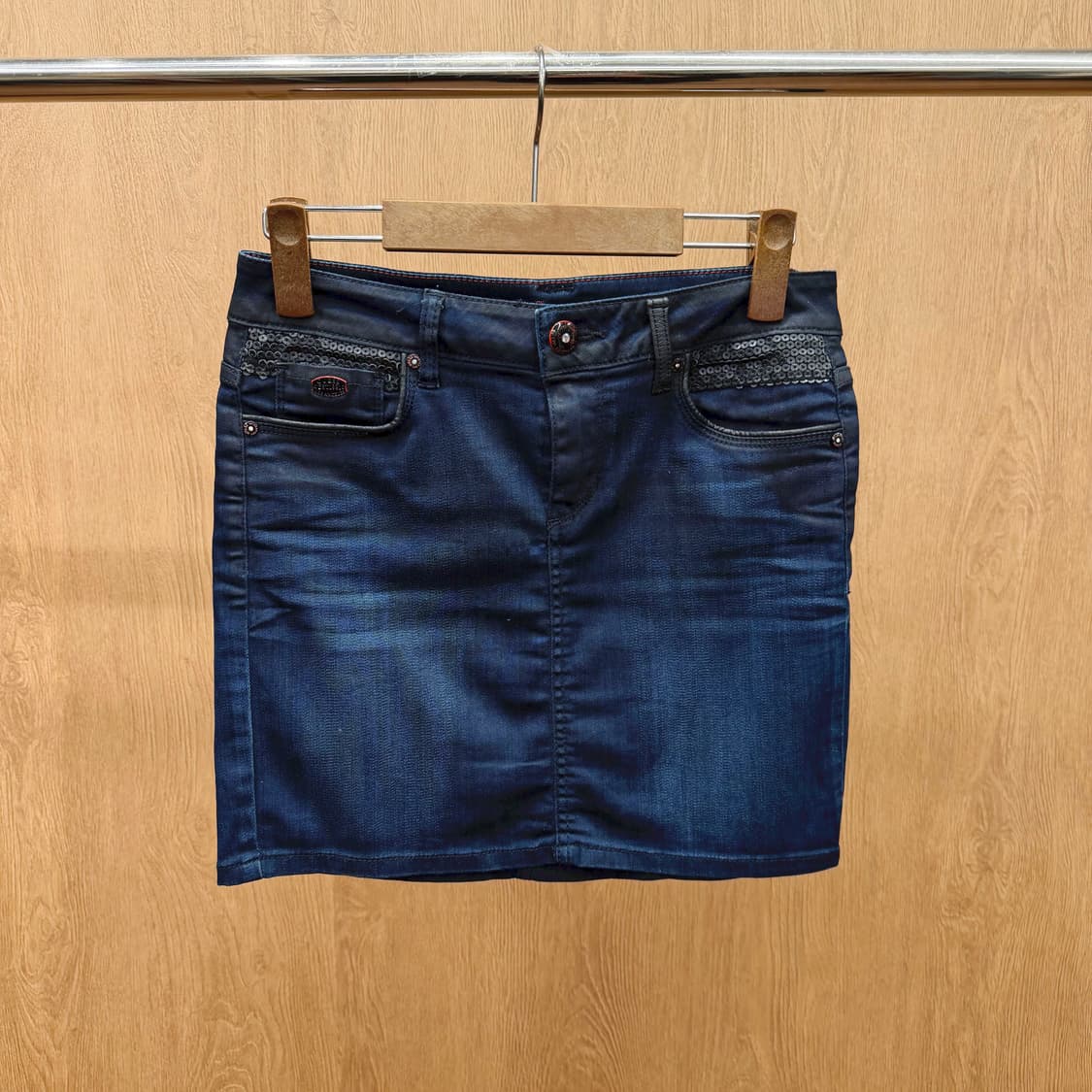 게스 데님 미니 스커트 스팽글 포켓 로고 장식 디테일 H라인 진청 상품이미지2