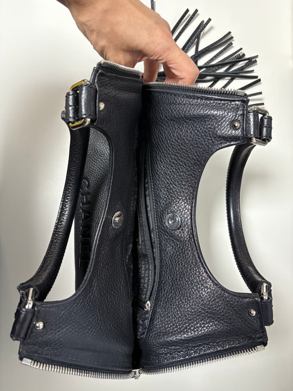 샤넬 블랙 레더 태슬 숄더백 상품이미지2