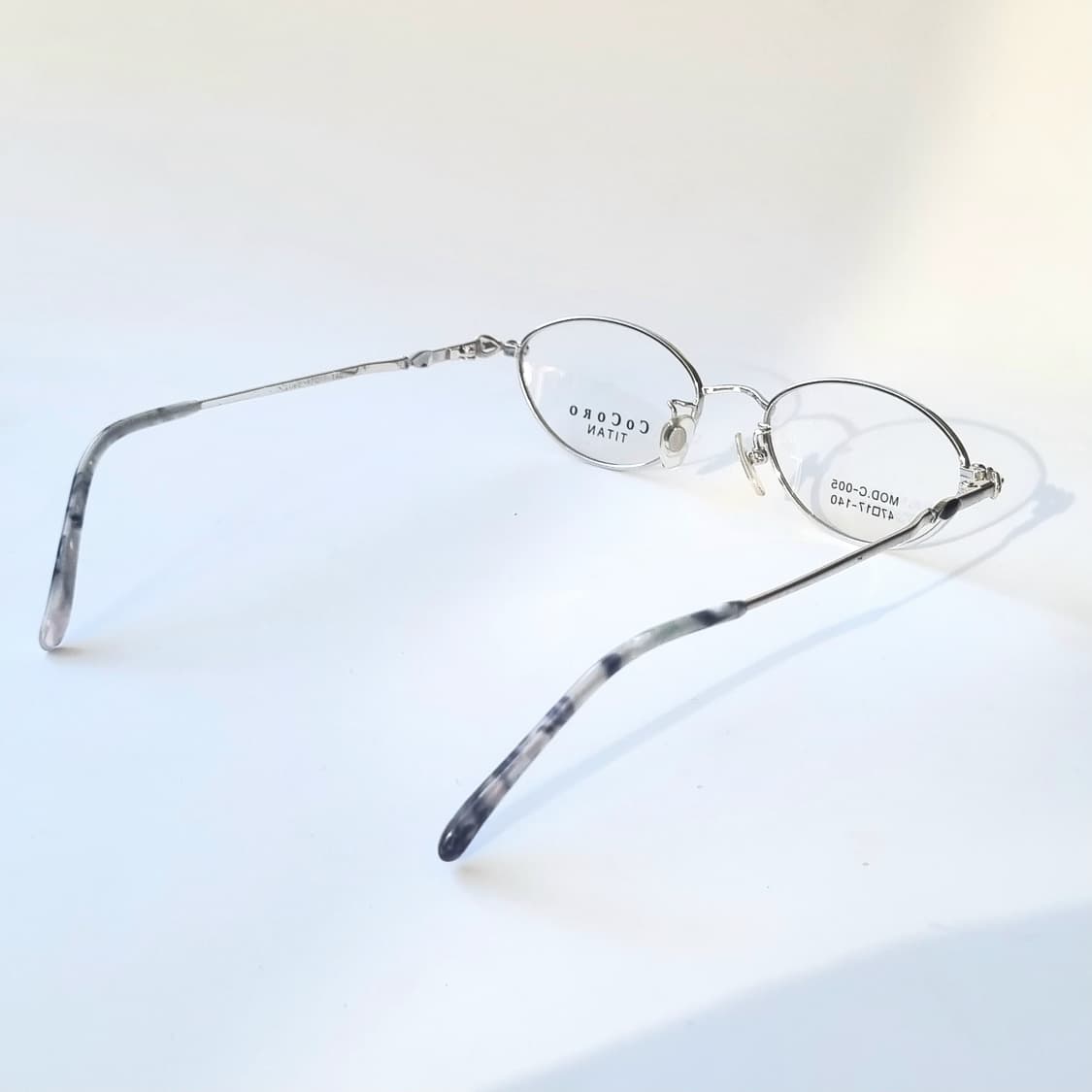 데드스탁 클래식한 무드의 오벌형티타늄 안경테 상품이미지6