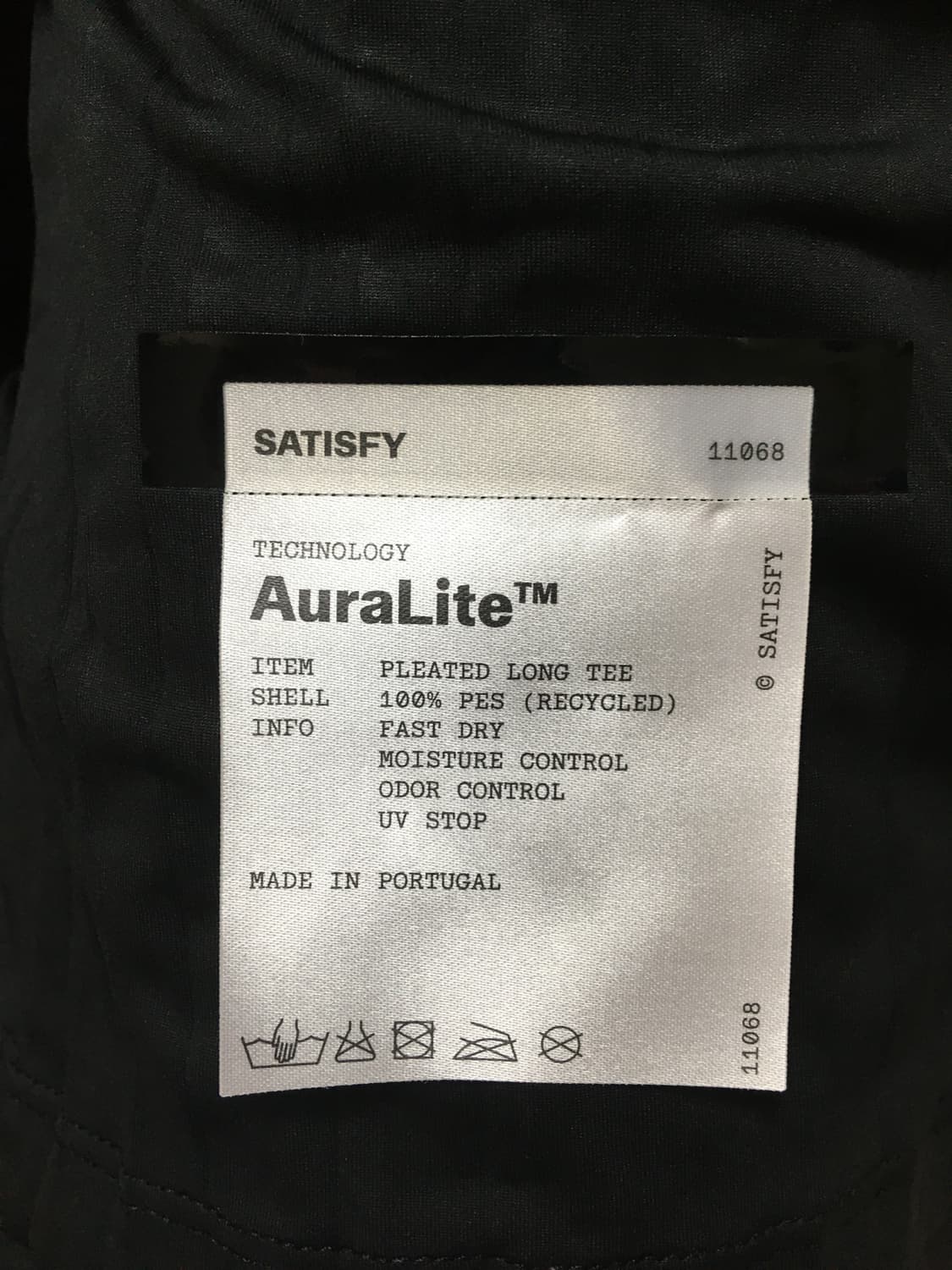 Satisfy AuraLite Pleated black tee 판매합니다 상품이미지5