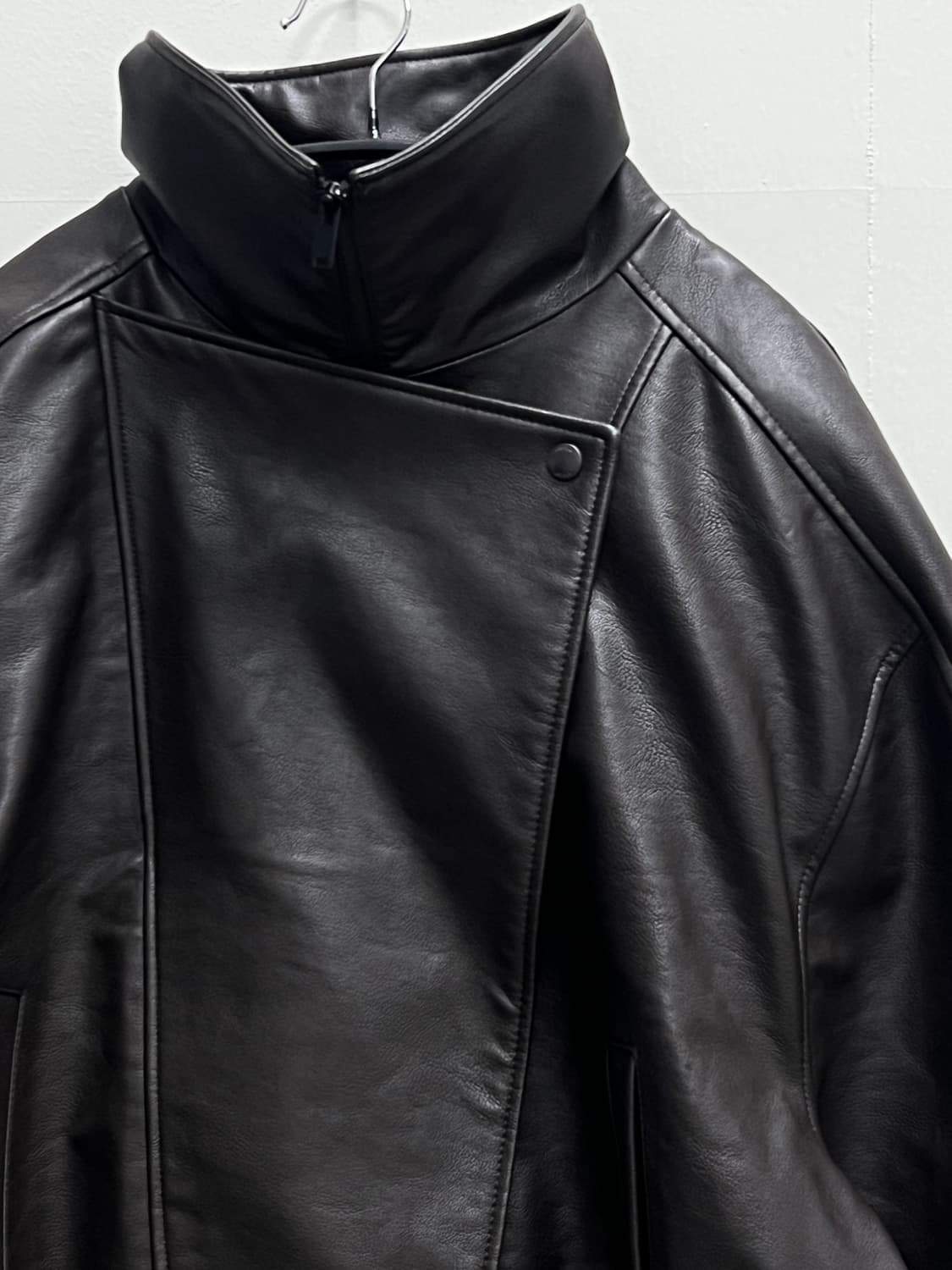 (새상품급) 25SS시스템 오버사이즈 레더 밴딩 자켓 다크브라운 상품이미지4