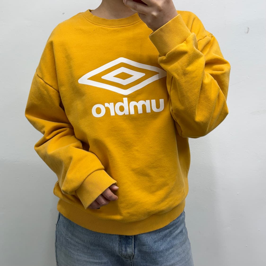 [L] 엄브로 머스타드 맨투맨 상품이미지1