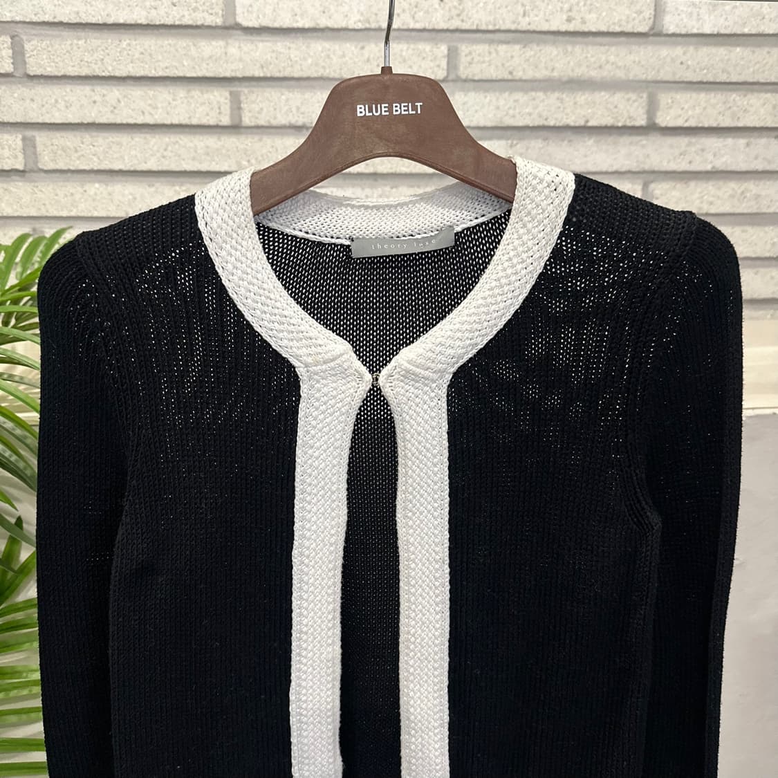 띠어리 럭스 오픈 프론트 배색 가디건 원버클 디테일 블랙 상품이미지4