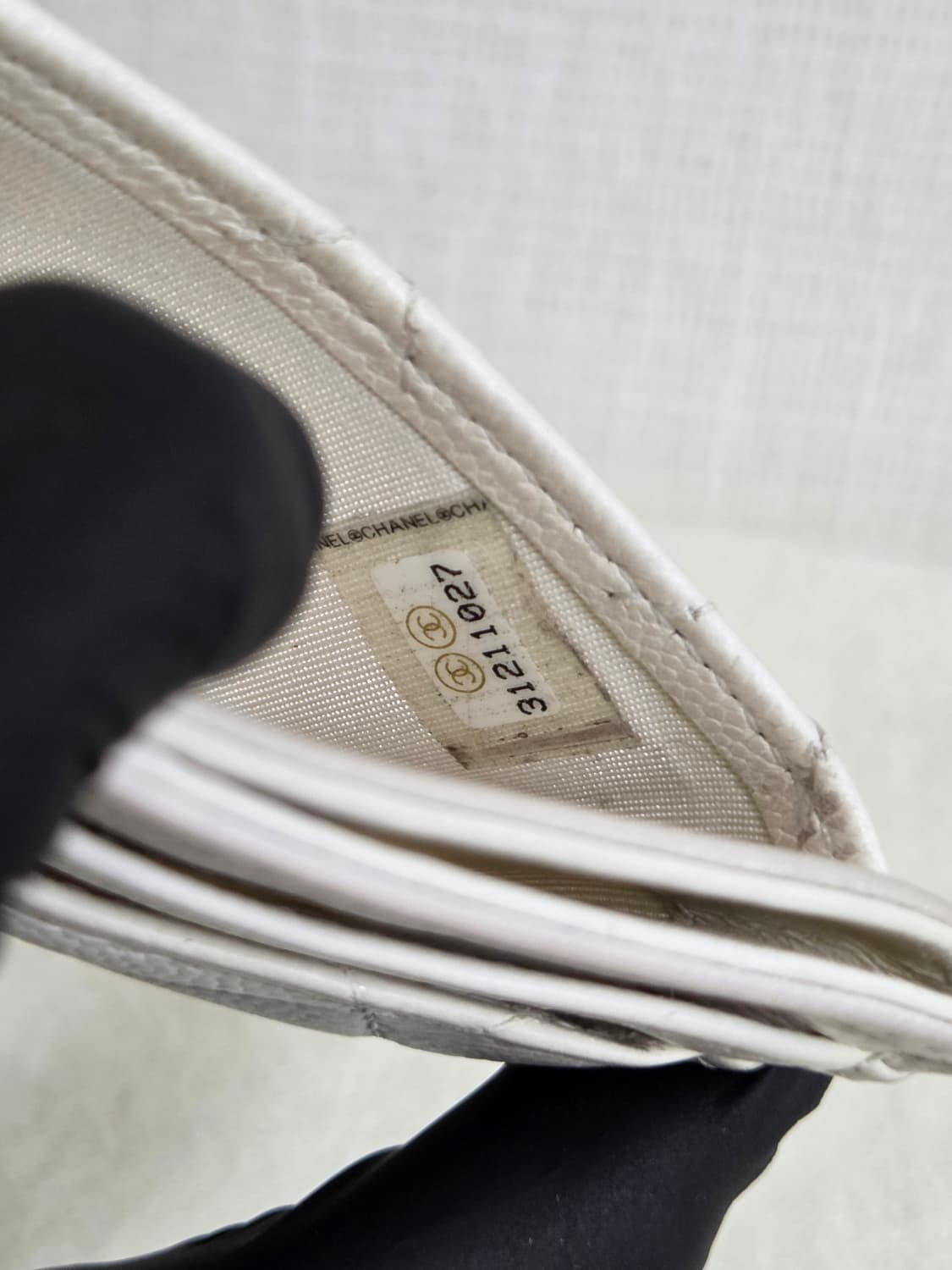 샤넬 클래식 캐비어 카드지갑 화이트 금장 상품이미지10