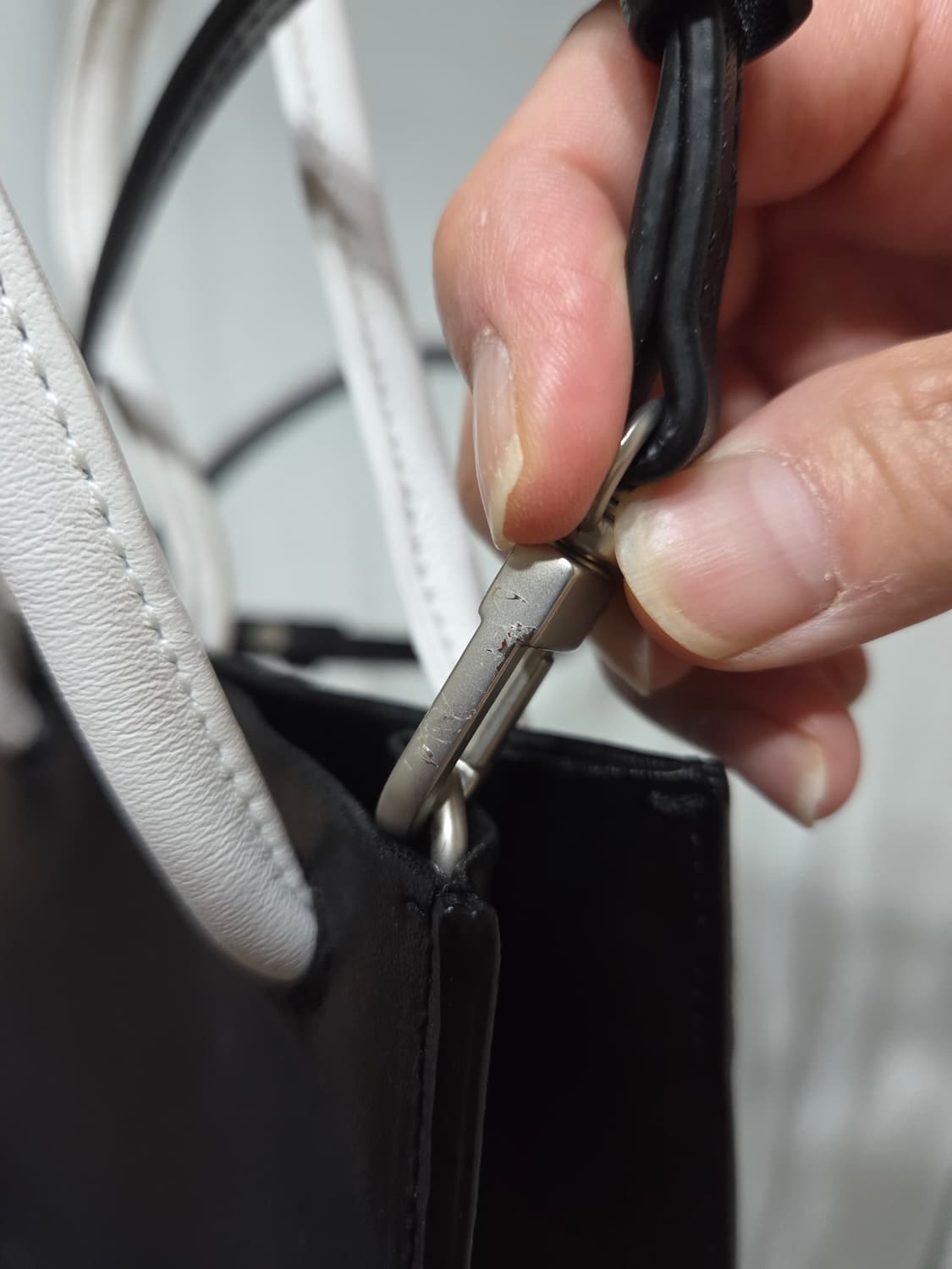 아더에러 스몰 쇼퍼백 느와르 (가죽) 상품이미지9