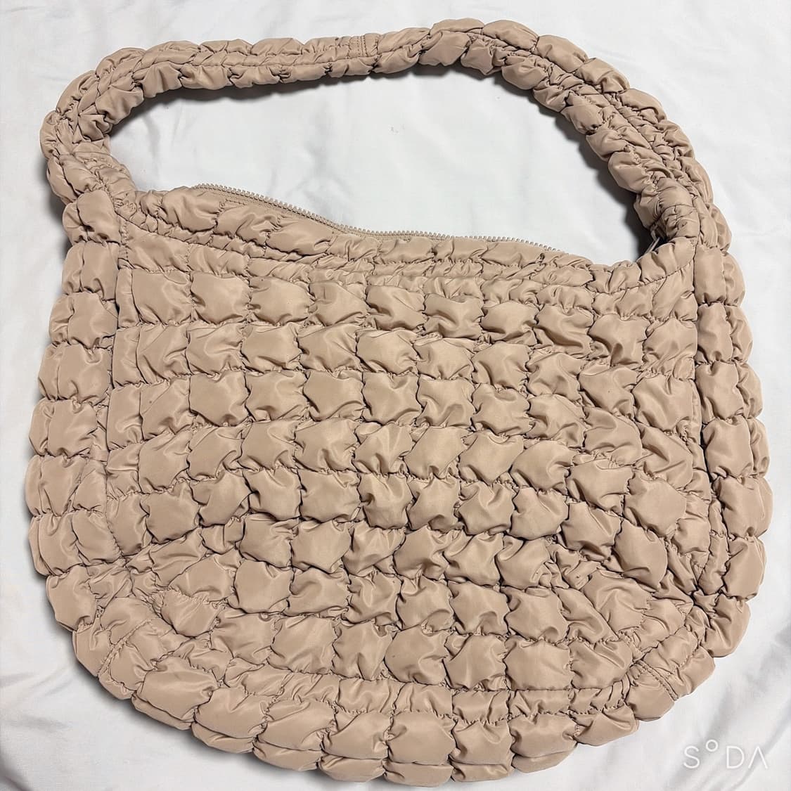 코스 오버사이즈 퀄팅백 구름백 베이지 상품이미지1