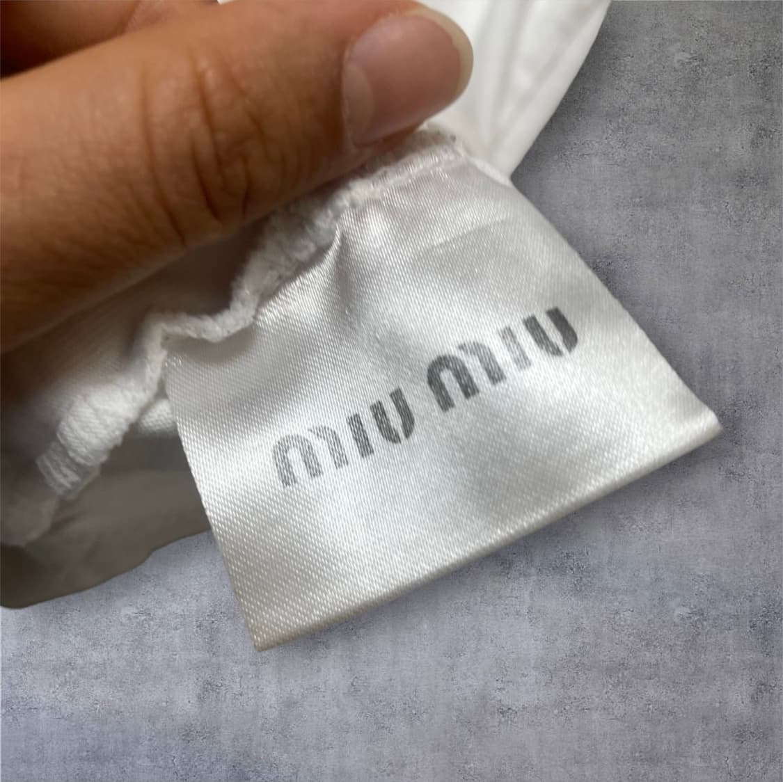 미우미우 MiuMiu 화이트 로고 반팔 티셔츠 F 상품이미지3
