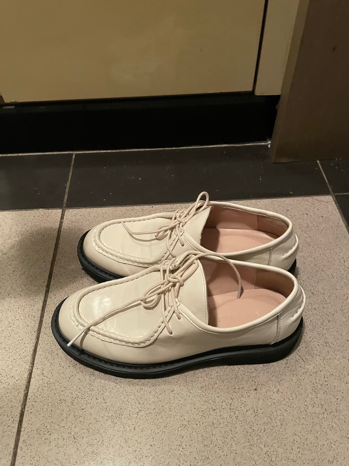 솔트앤초콜릿 라운드 토 스티치 청키 로퍼 아이보리 상품이미지4