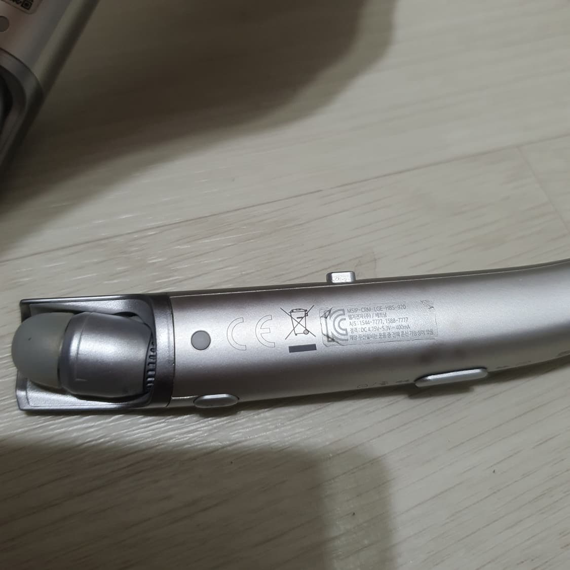 LG HBS-920 넥밴드 이어폰 실버 색상 상품이미지4
