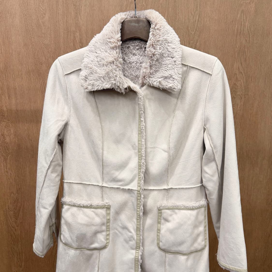 꾸레쥬 롱 무스탕 코트 퍼 트리밍 스냅 버튼업 디테일 레귤러핏 아이보리 상품이미지4