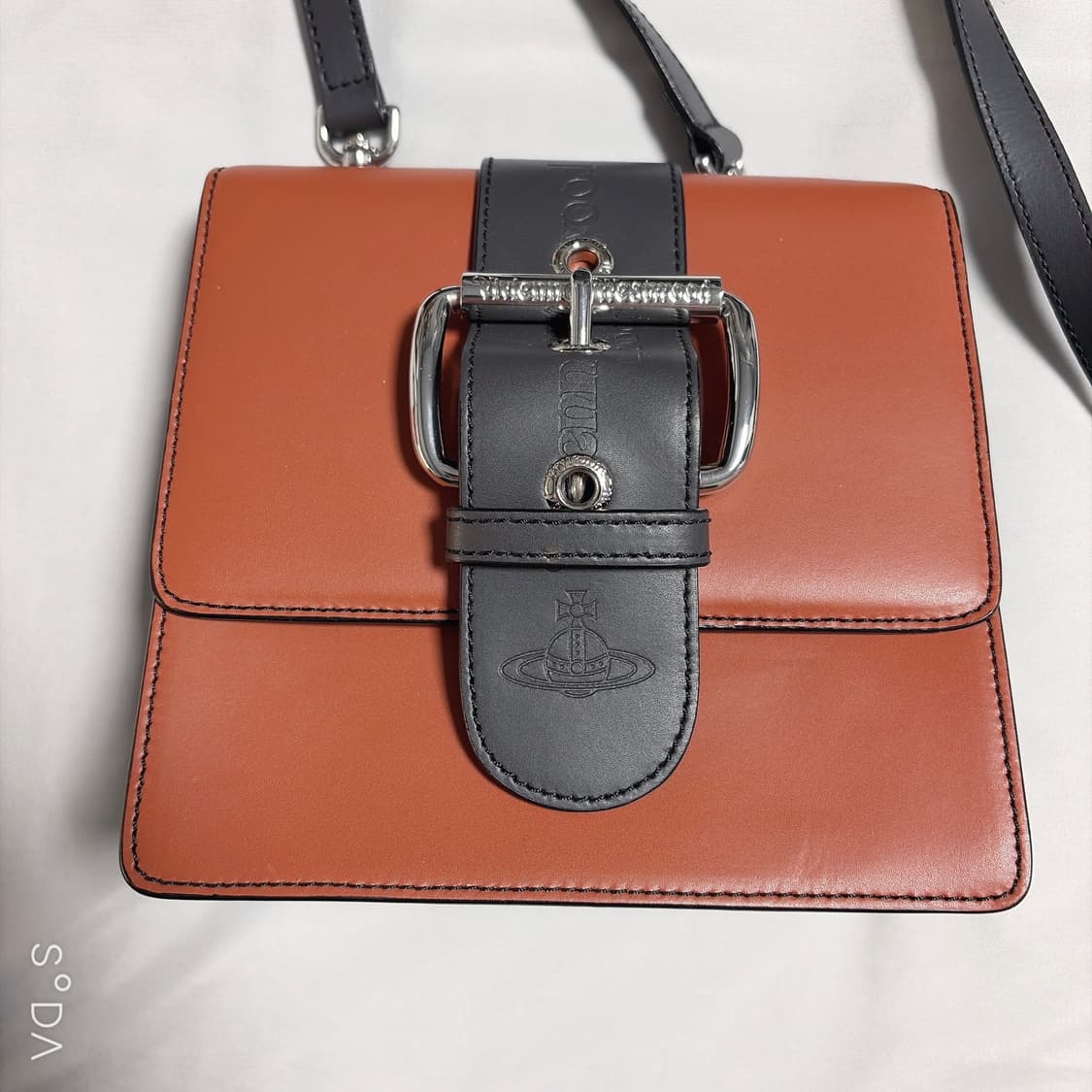 비비안웨스트우드 레더 크로스백 브릭 상품이미지2