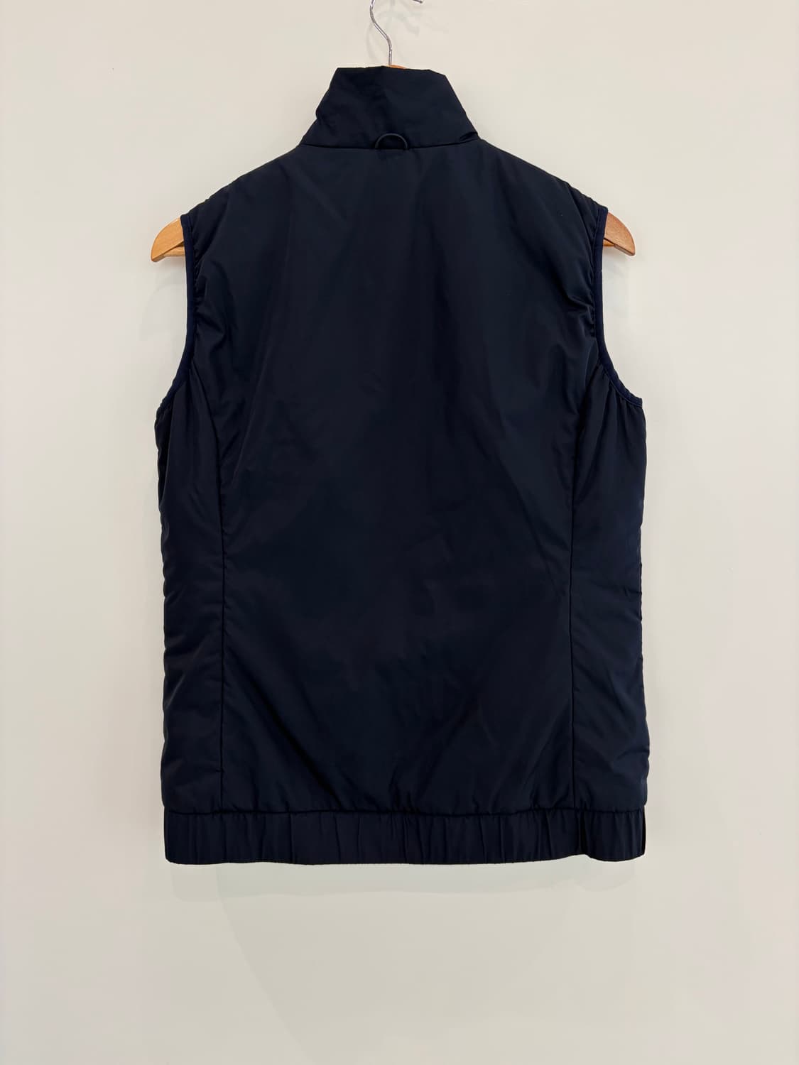 엠포리오 아르마니 패딩 조끼 네이비 상품이미지3