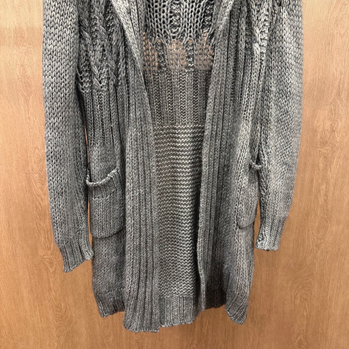 막스앤코 케이블 니트 오픈 롱 가디건 와이드 카울 후드 큐빅 장식 그레이 상품이미지5