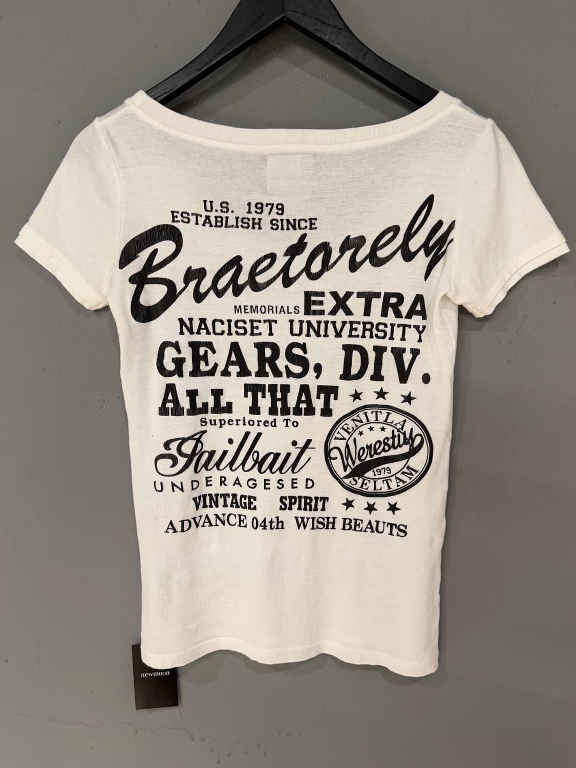 lettering detail u-neck t-shirt 상품이미지10