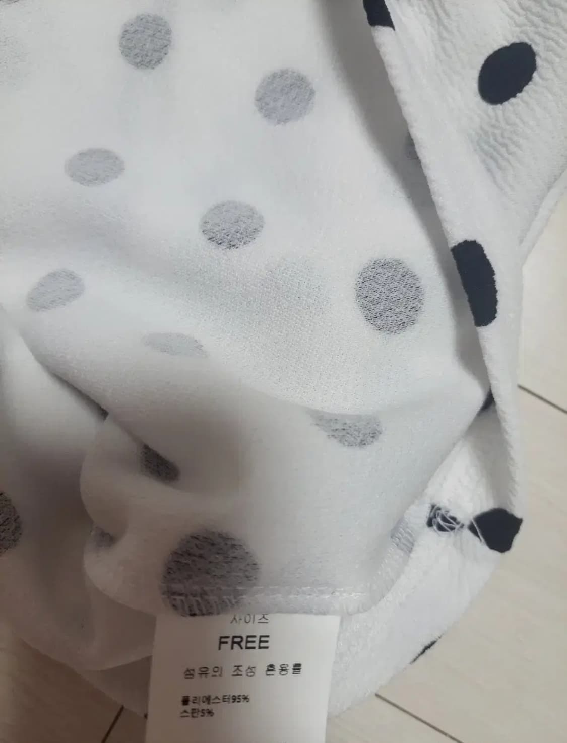 급처새상품!바닐라비 어깨볼륨셔링도트무늬크롭블라우스티 레니본st리즈리사st 상품이미지4