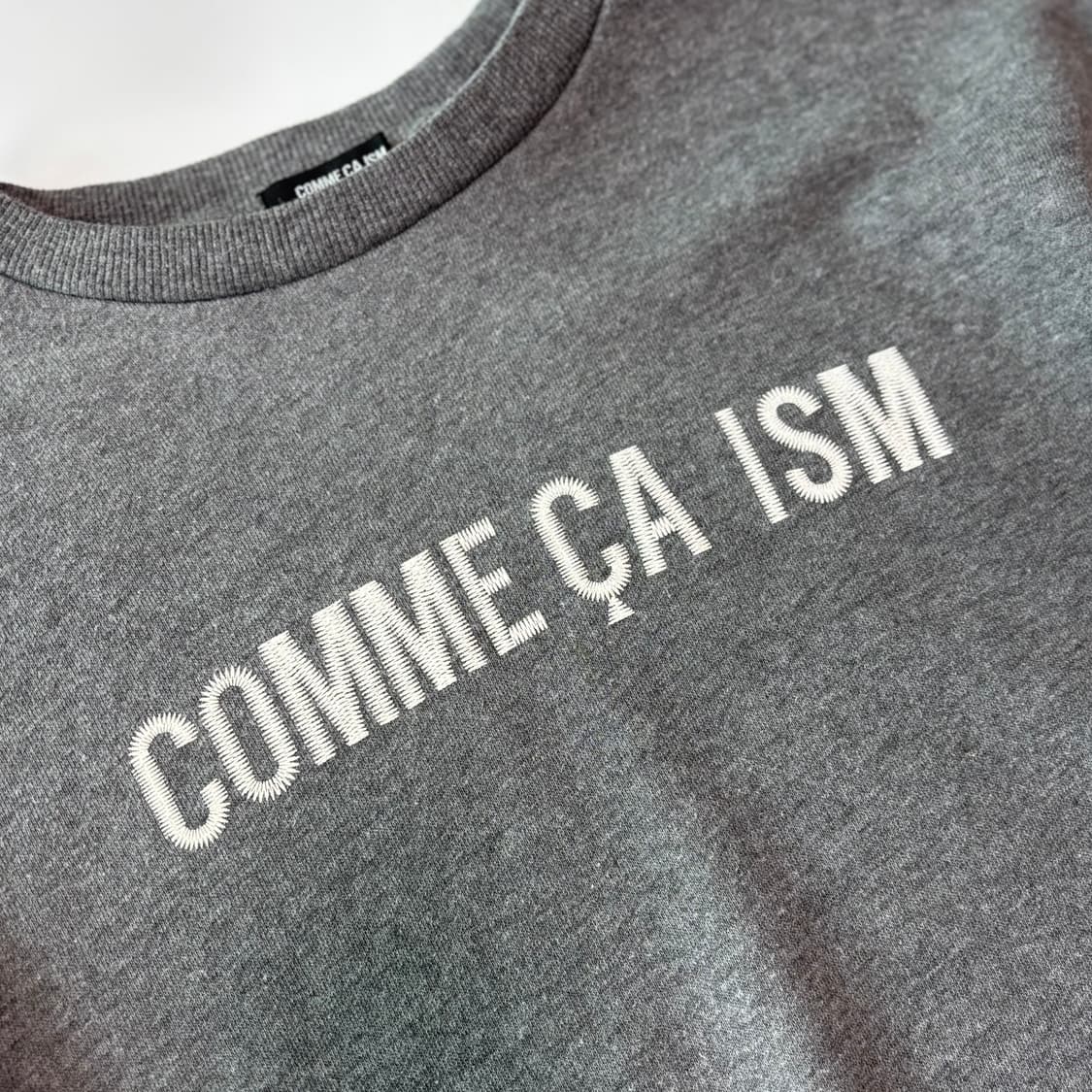 꼼사이즘 미니멀 로고 그레이 맨투맨 상품이미지3