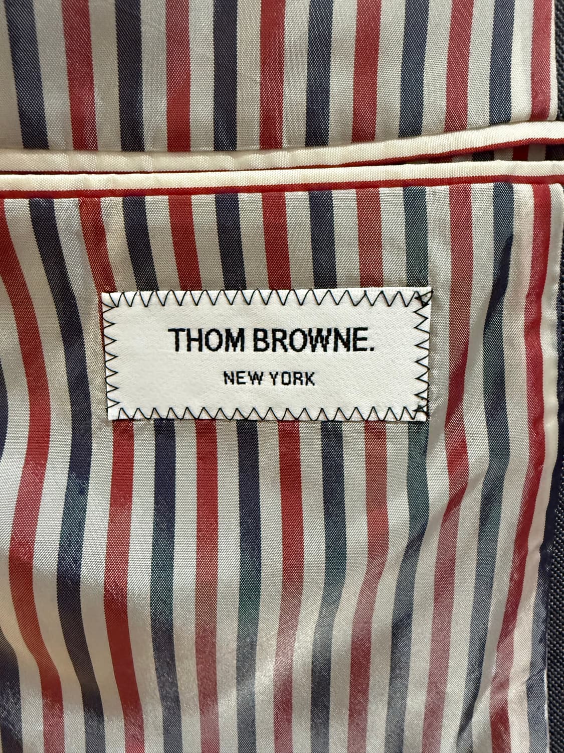 톰브라운 하이 암홀 체스터필드 코트 미디엄 그레이 상품이미지6