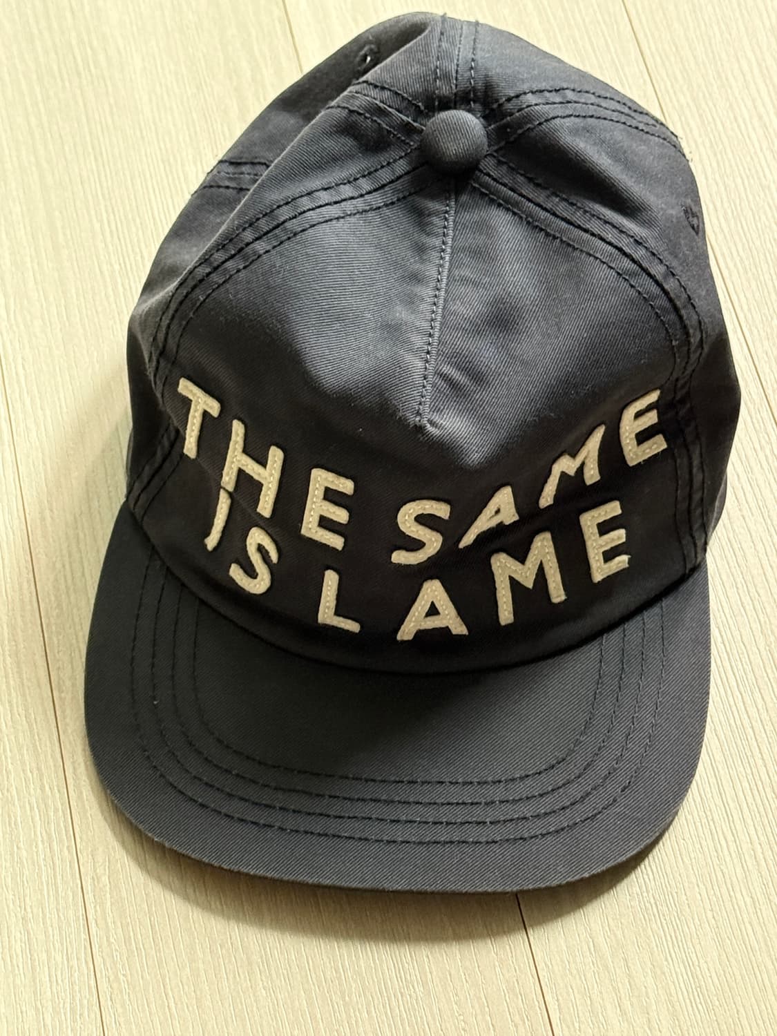 유니클로 x 퍼렐 윌리엄스 The same is lame 상품이미지1
