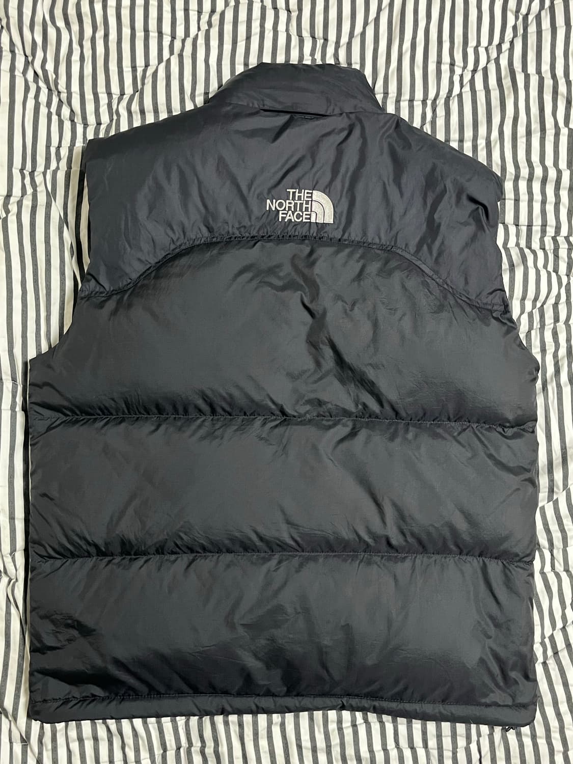 노스페이스 700 중앙로고 패딩 조끼 블랙 M 상품이미지4