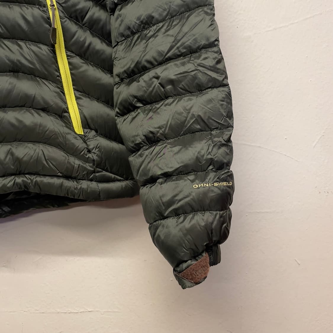 컬럼비아 옴니쉴드 구스다운 카키 경량 패딩 상품이미지4