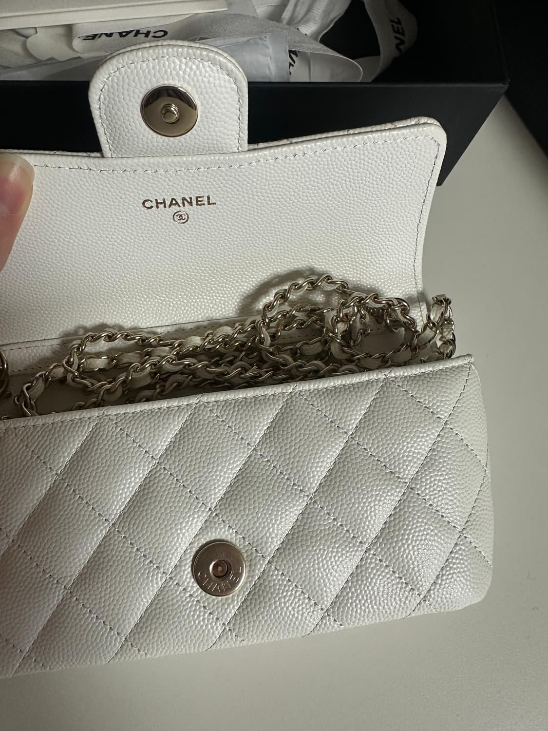 샤넬 선글라스백 화이트 (31번대) 상품이미지4