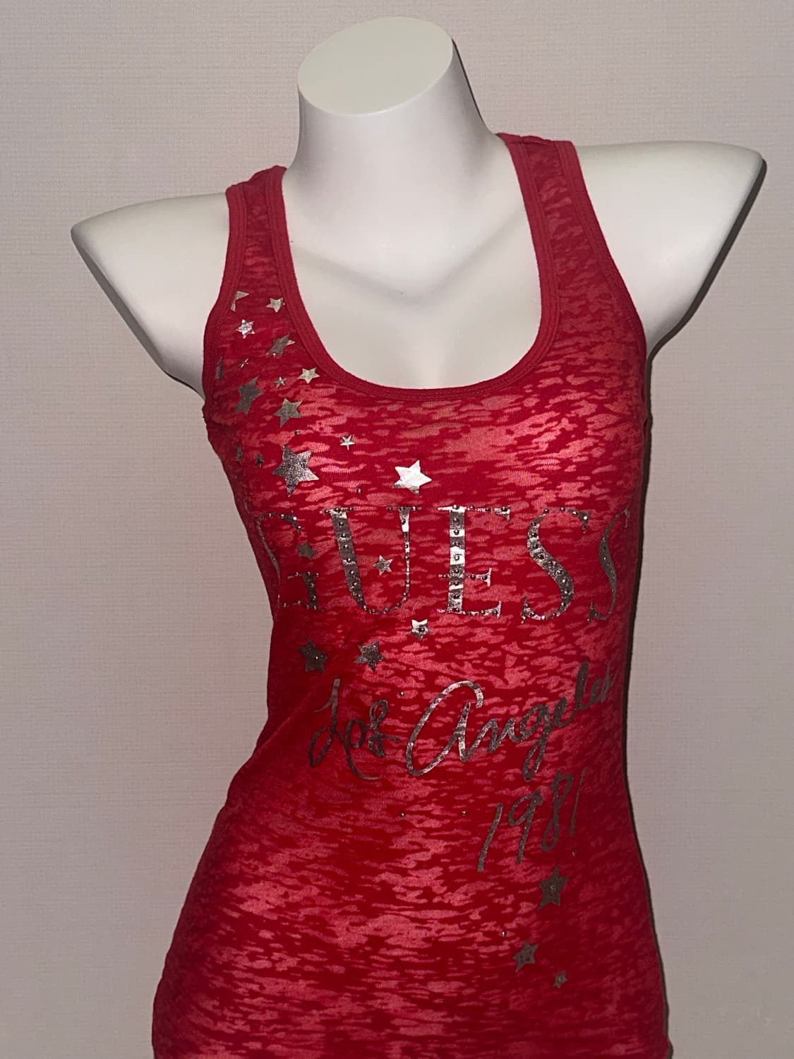 게스 레드 큐빅 로고 슬리브리스 상품이미지2