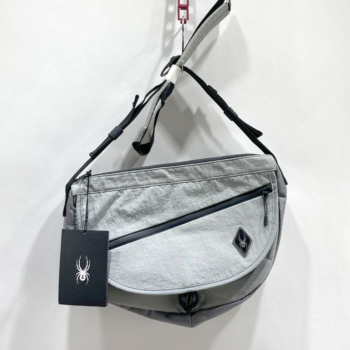 스파이더 새상품 그레이 다이아 반달 크로스백  상품이미지1