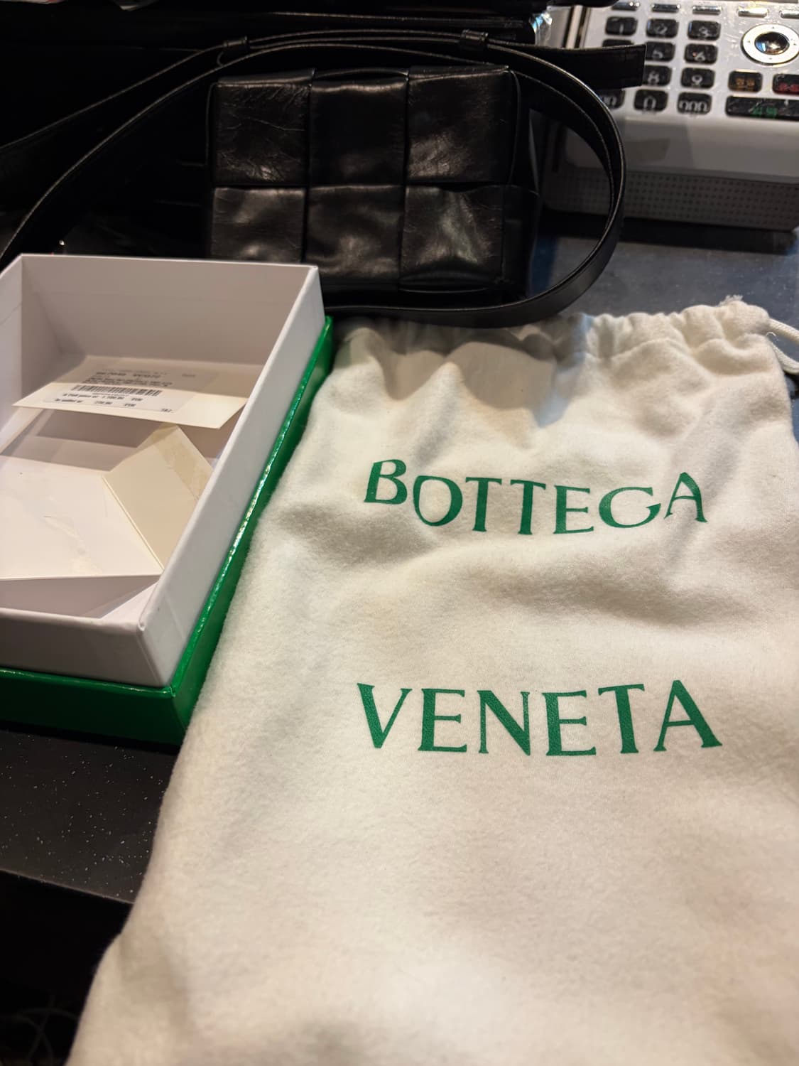 보테가 베네타 미니 레더 카세트백 블랙 상품이미지6