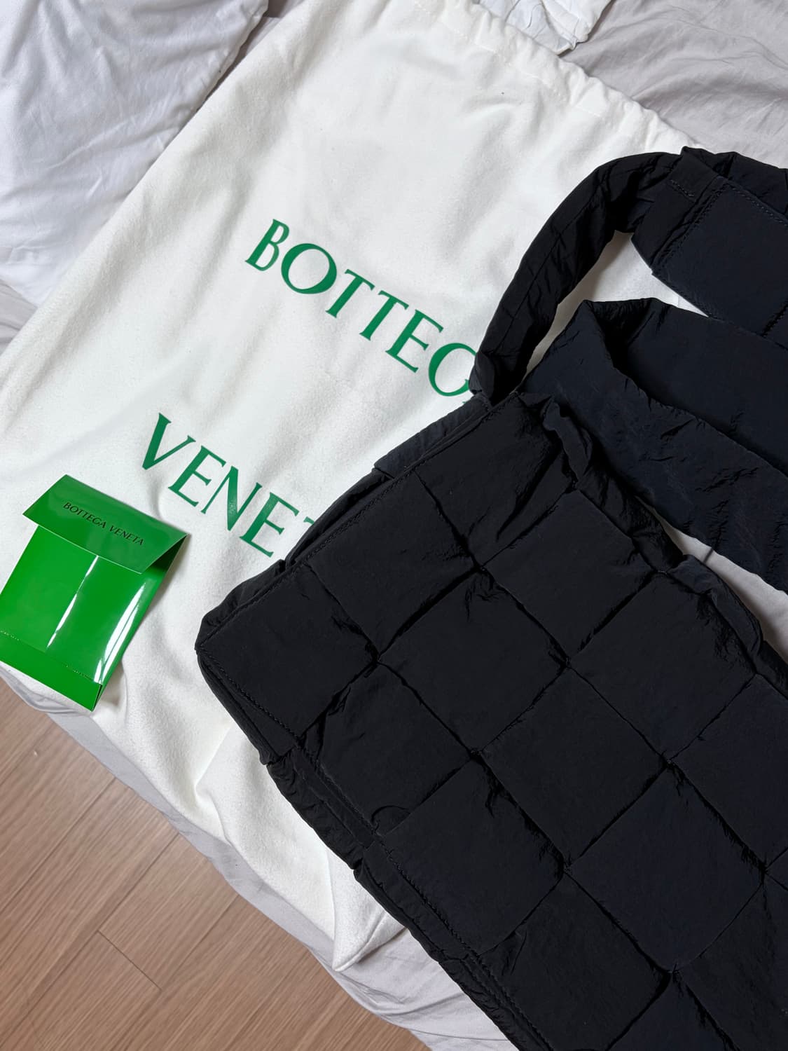 보테가 베네타 패딩 카세트백 블랙 라지 상품이미지1