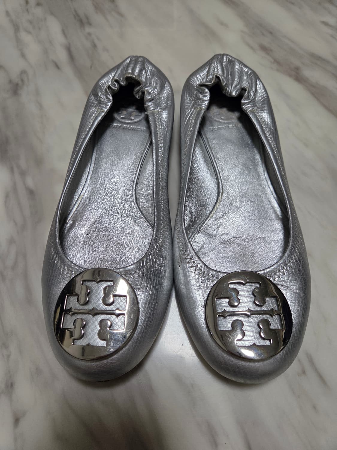 토리버치 메탈릭 실버 플랫슈즈 상품이미지2