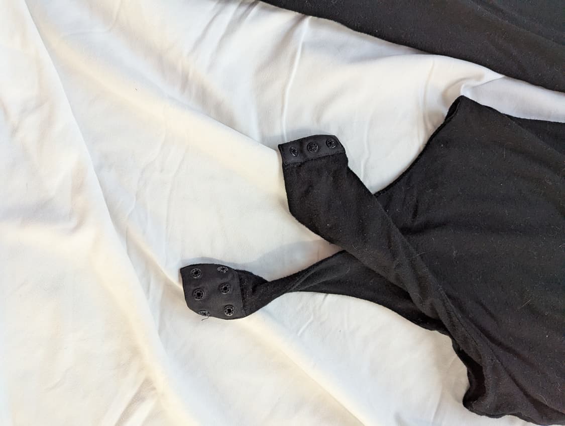 리 오나 RE ONA 블랙 언발란스 컷 아웃 긴팔 바디수트 상품이미지6