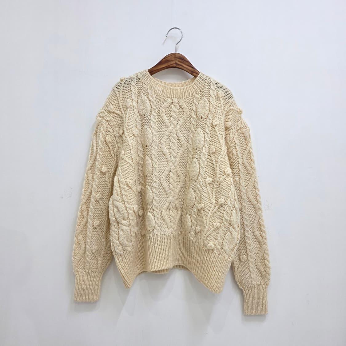 아이보리 케이블 꽈베기 라운드넥 루즈핏 아란 니트 상품이미지1