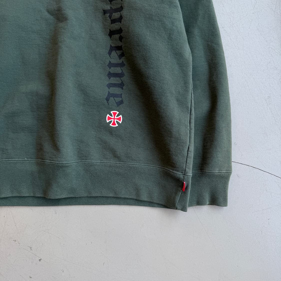 슈프림 x 인디펜던트 크루넥 스웻셔츠 상품이미지3