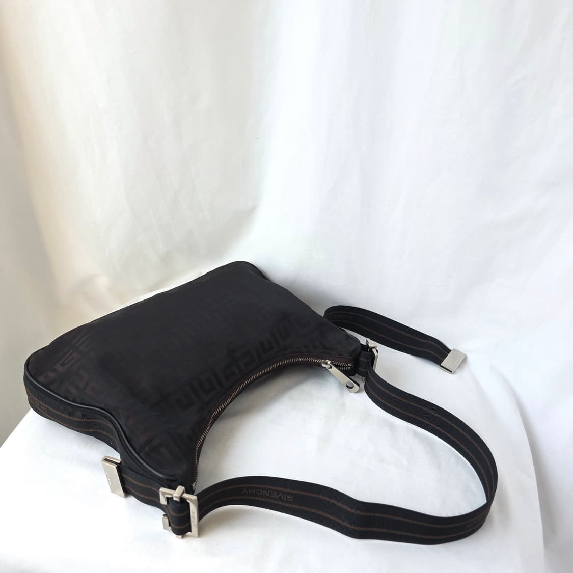 [정품 GIVANCHY] 지방시 로고 패턴 여성 숄더백 호보백 크로스백 상품이미지4