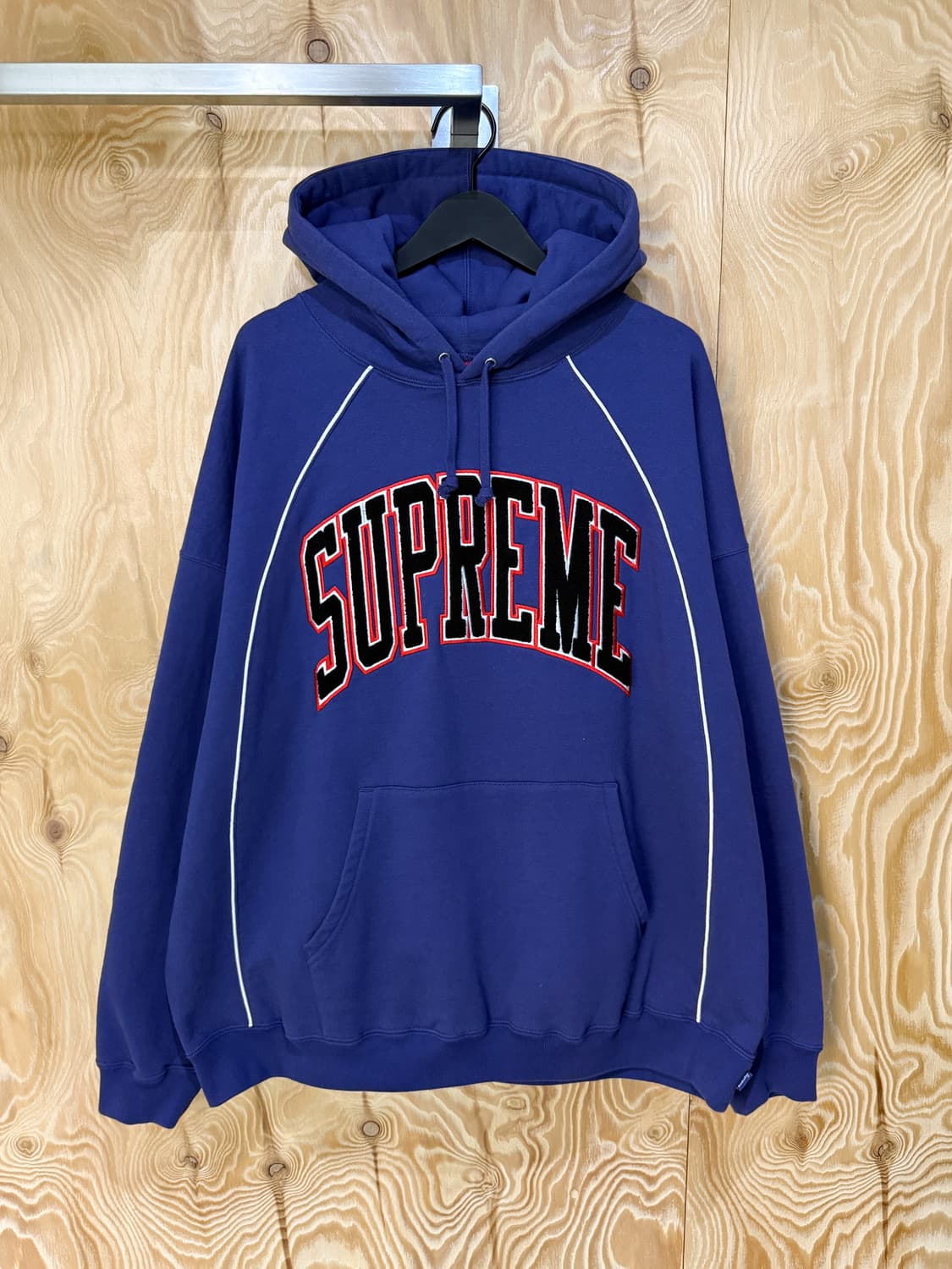 슈프림 23SS 박시 파이핑 아크 로고 후드티 상품이미지1