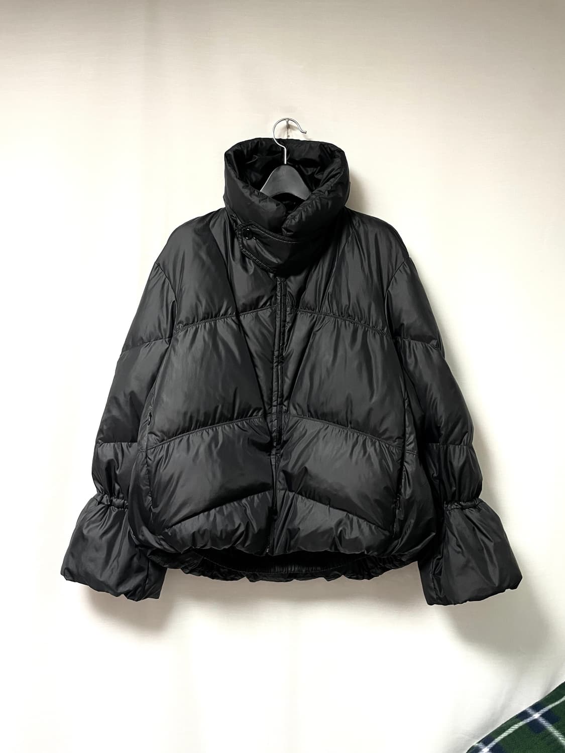 SYSTEM 시스템 여성 오버핏 하이넥 셔링 구스다운 숏패딩 _ 블랙 상품이미지1