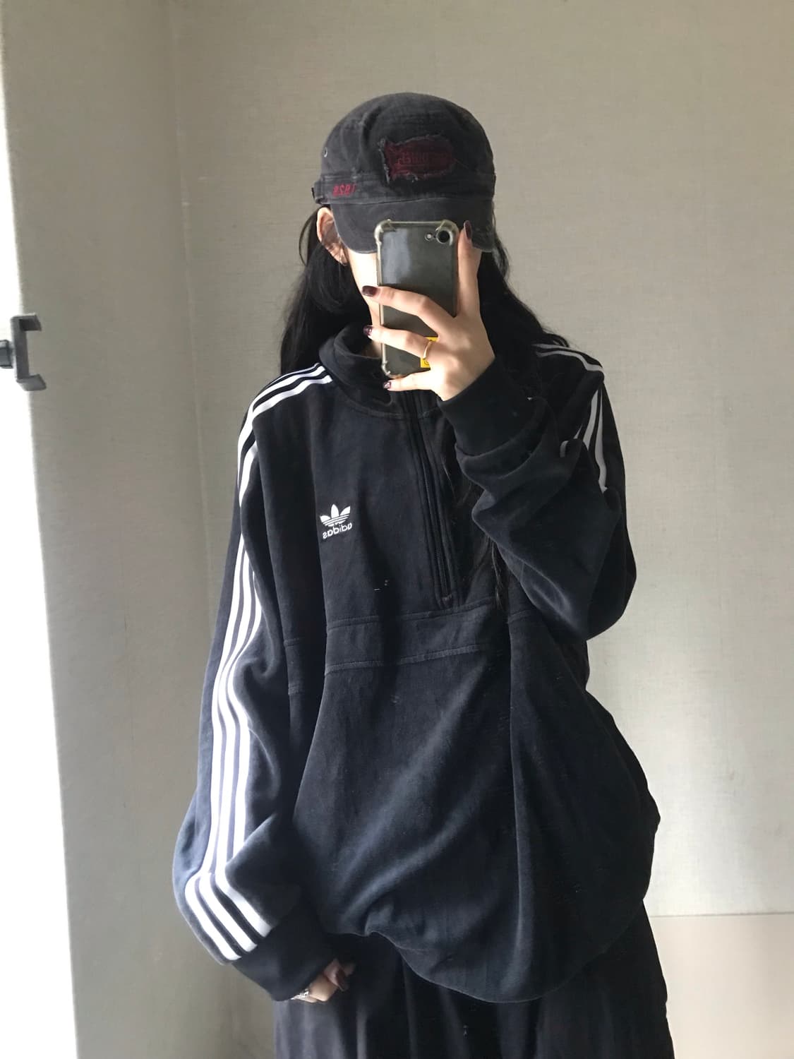 아디다스 블랙 벨벳 반집업 상품이미지1