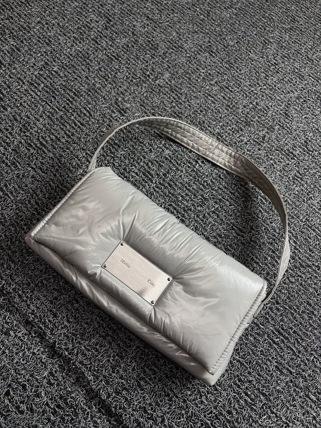 마뗑킴 미들 패딩 숄더 백 라이트 그레이 2919 상품이미지1