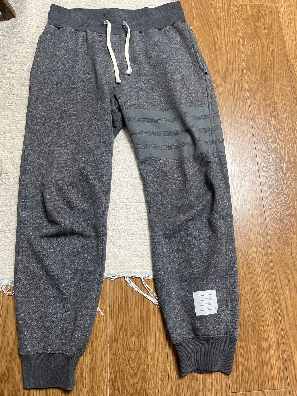 정품 톰브라운 토널 4바 스웨트 트레이닝 팬츠 상품이미지1