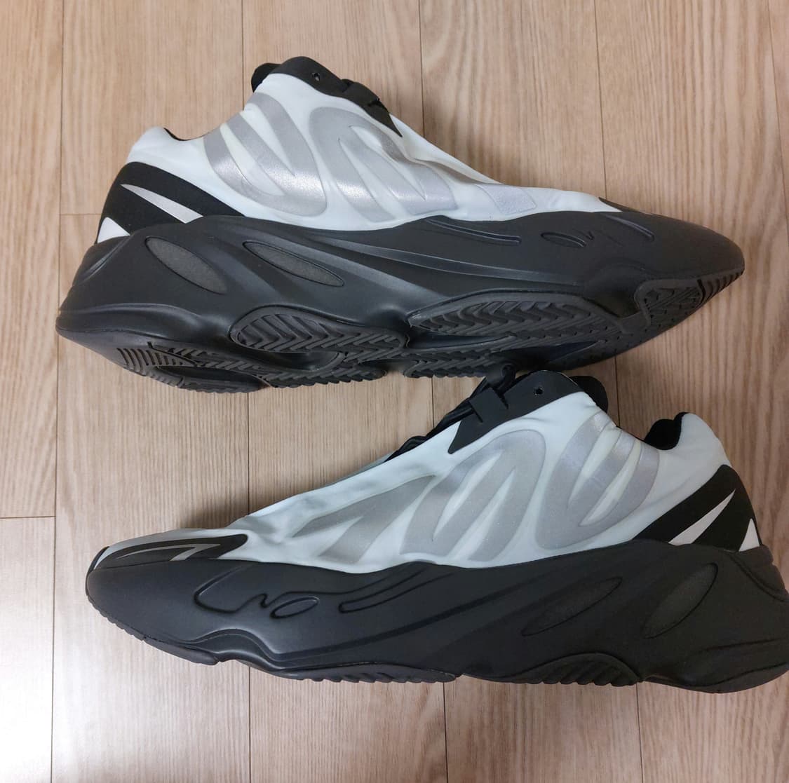 아디다스 이지 부스트 700 MNVN 블루 틴트 상품이미지3