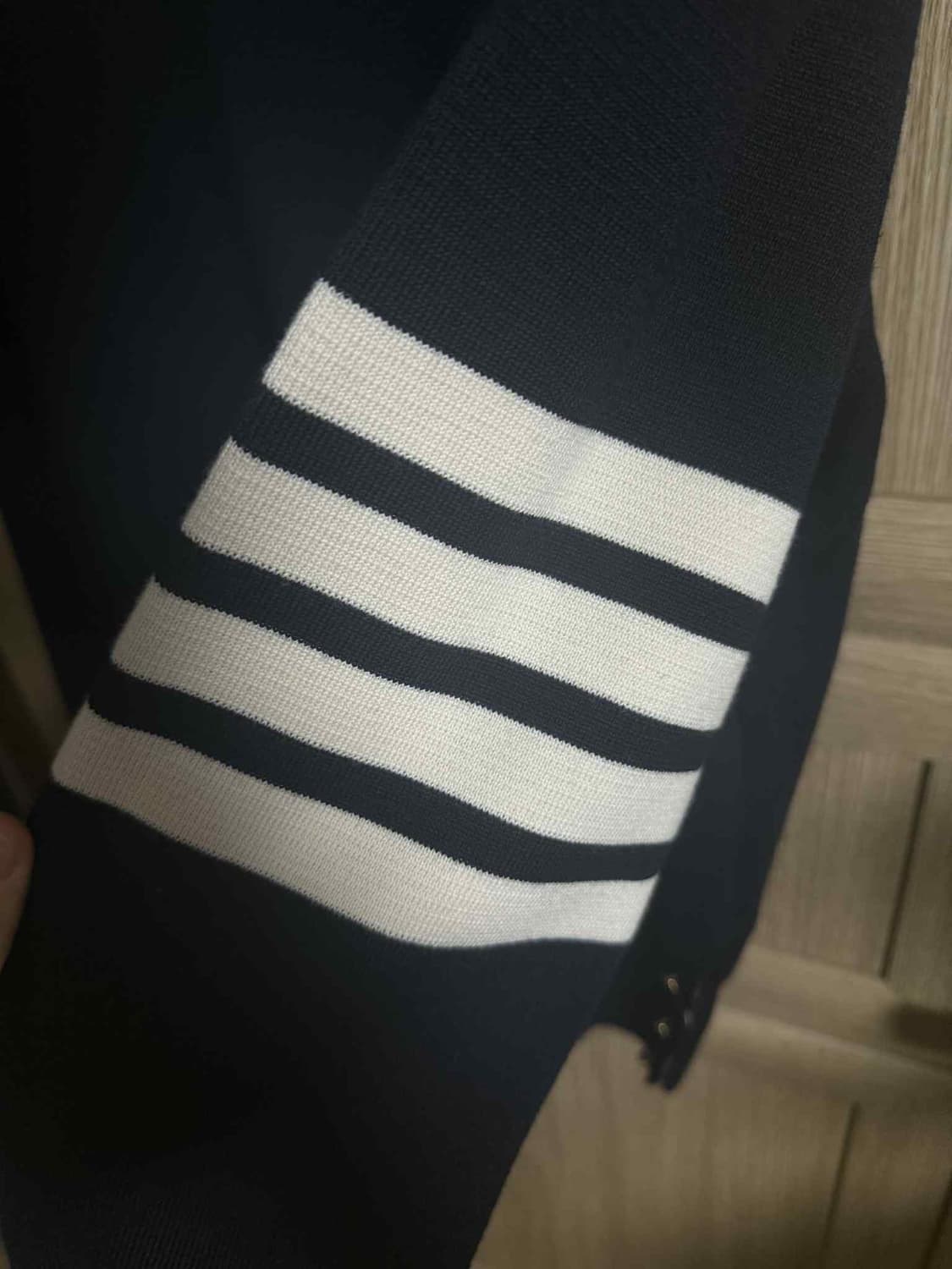 톰브라운 밀라노스티치 사선완장 금장 3버튼 니트 네이비 5 상품이미지4