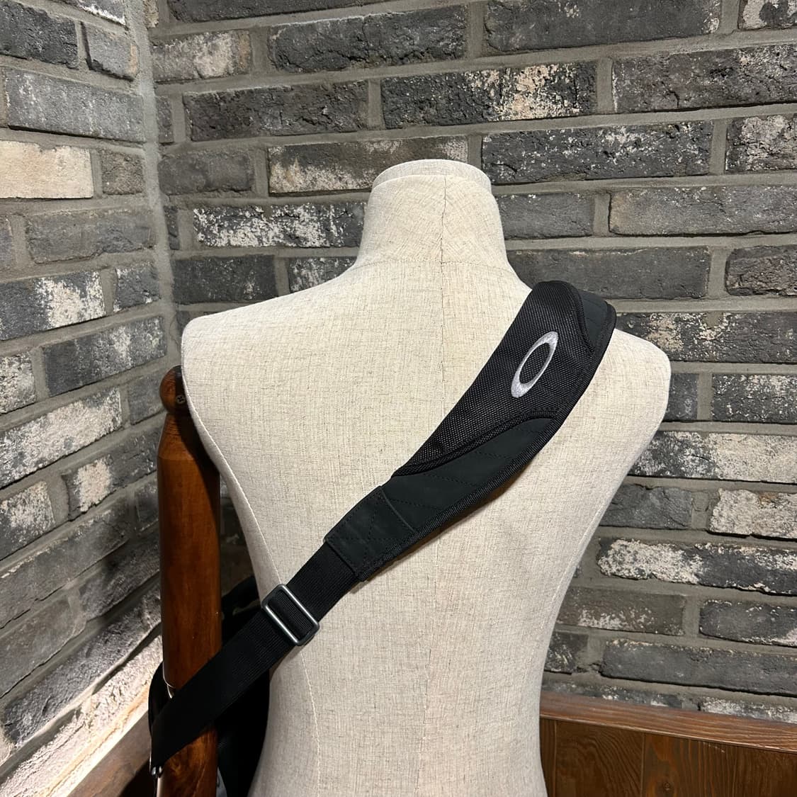 오클리 아이코닉 블랙 메신저백 크로스백 가방 상품이미지10