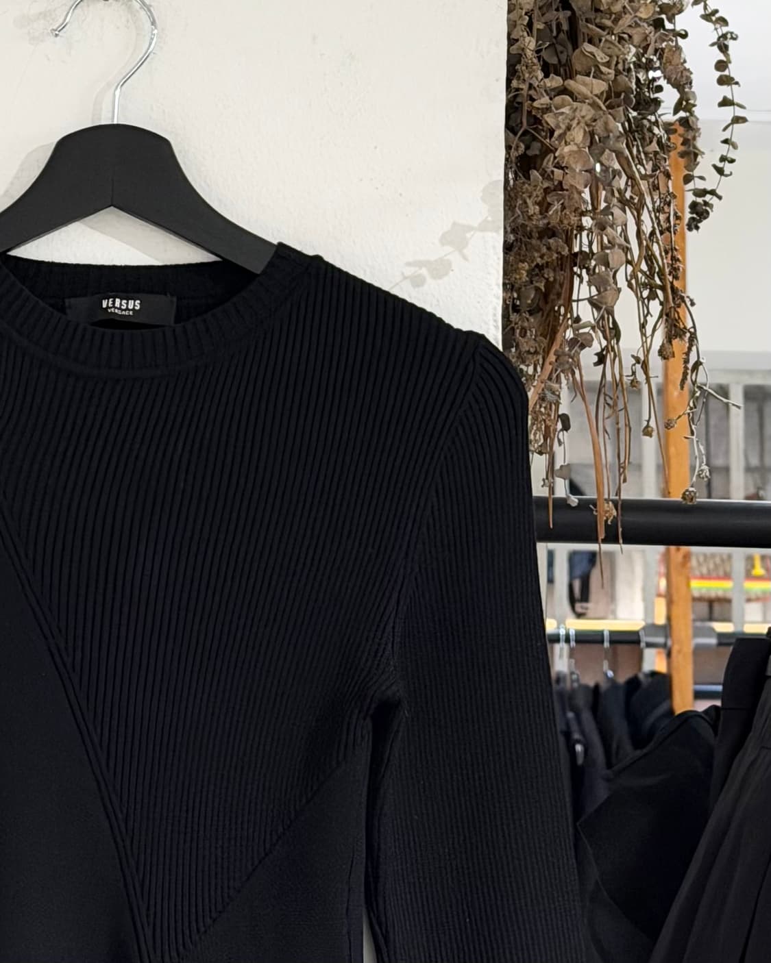 베르수스 베르사체 블랙 컷아웃 골드 세이프핀 장식 니트 상품이미지3