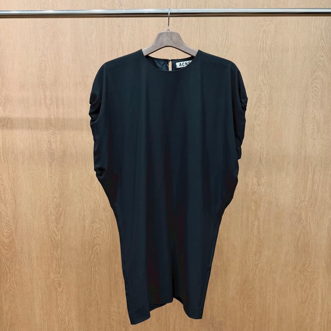 아크네 스튜디오 핀치드 슬리브 미디 원피스 백 슬릿 오픈 디테일 블랙 상품이미지2