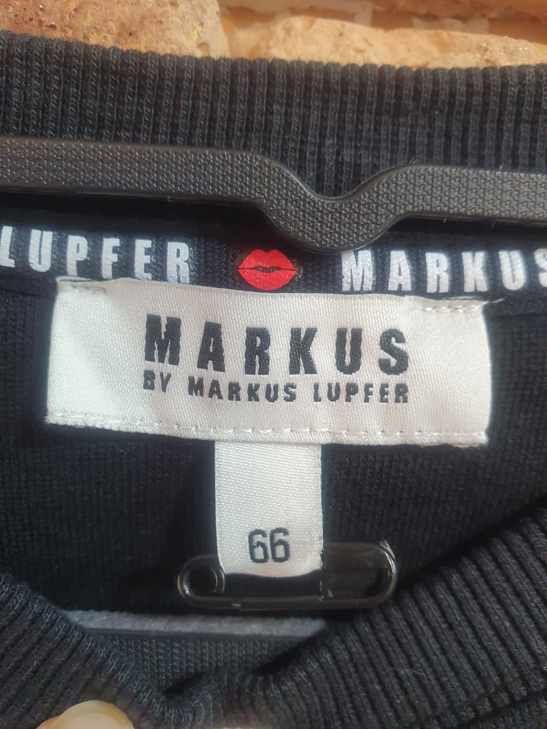 마커스루퍼 블랙 맨투맨 상품이미지5